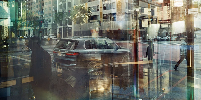 BMW 2019 X7 City Driving